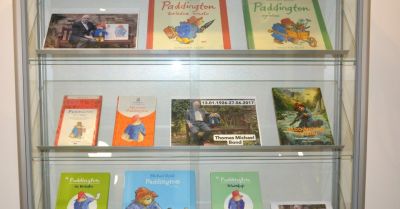 Wystawa książek o Paddingtonie w bibliotece